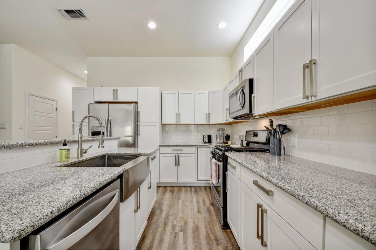 Family Stay! Near Downtown, Coffee Bar, King Bed * San Antonio